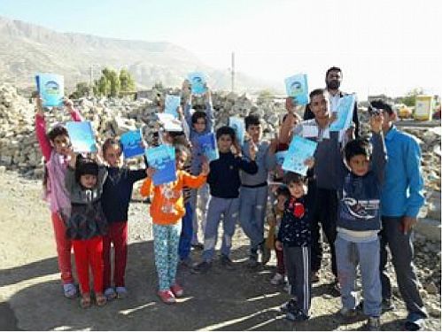 توزیع نوشت افزار درمدارس مناطق زلزله زده توسط بیمه آسیا